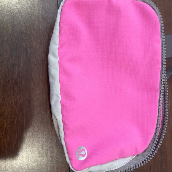 lululemon everwhere belt bag pow pink light/lunar rock/chrome sold out - Picture 2 of 11